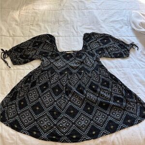 Vera Wang “Princess” Black Navy Diamond Print Peasant Blouse